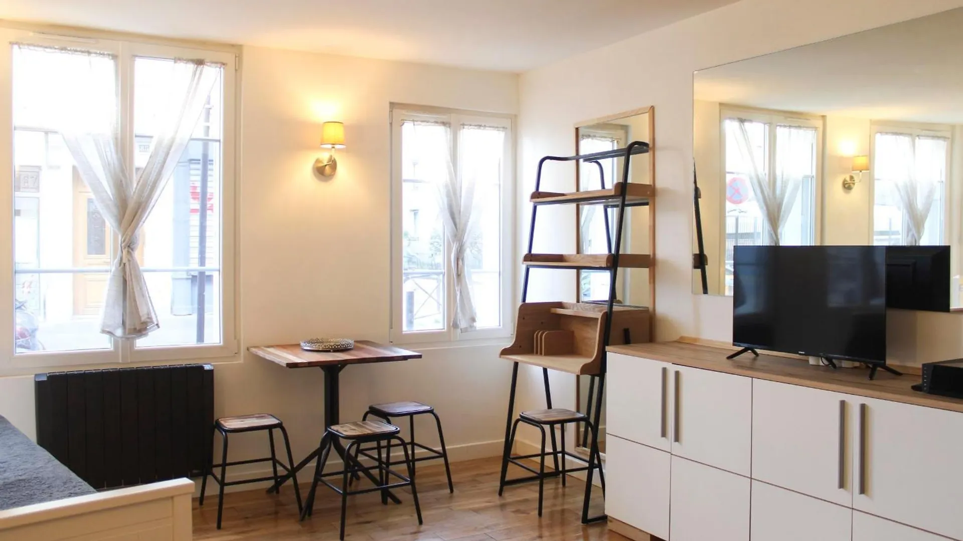 Bright - Near Garden Apartment